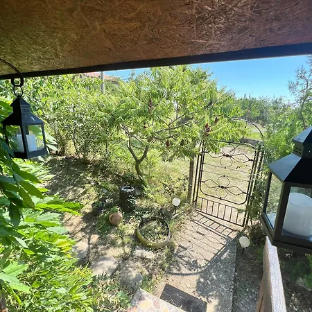 אתר קמפינג Cozy Quiet Retreat 70km From Sofia קיוסטנדיל